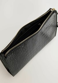 Next STRUCTURED - Clutch - black croc