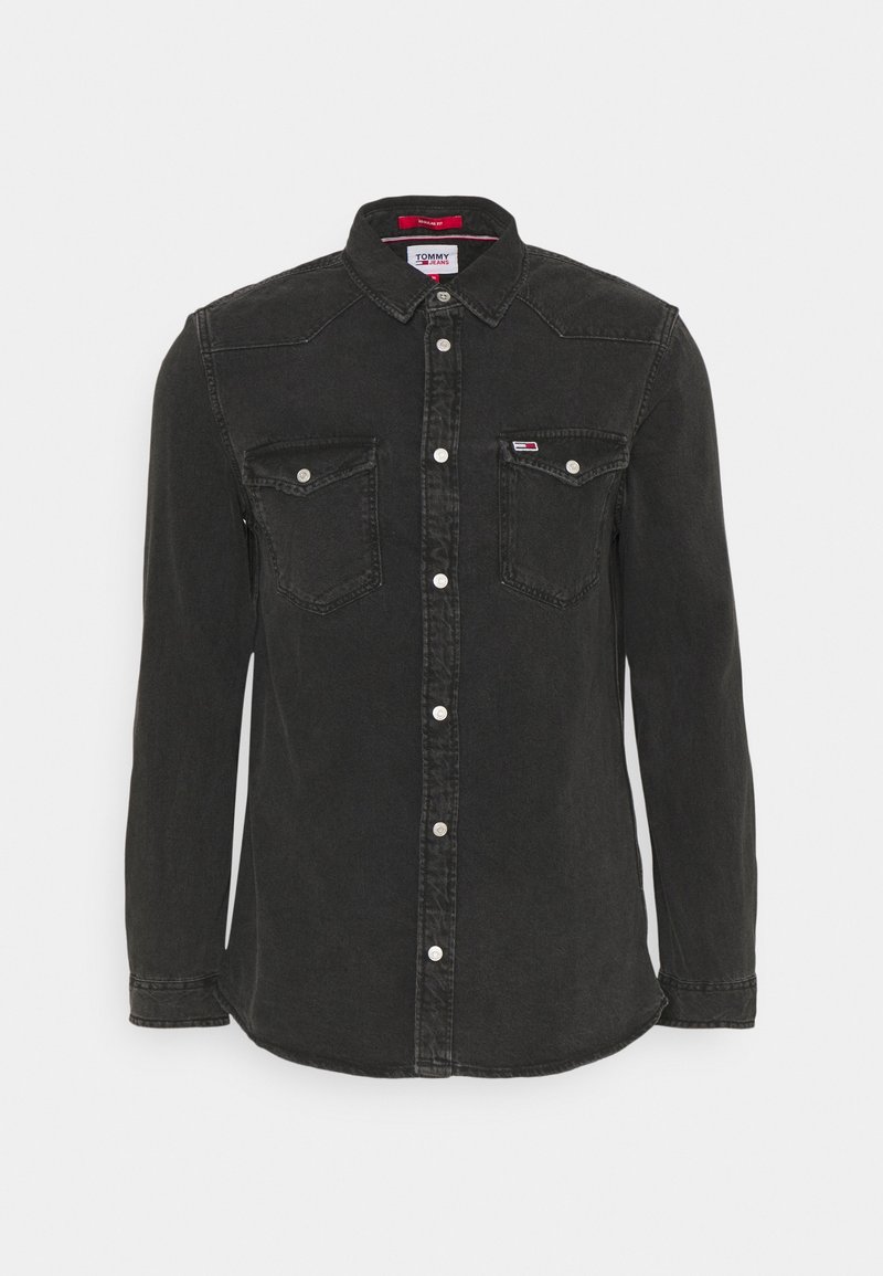 Camicia di denim nera a maniche lunghe con bottoni frontali, due tasche sul petto con pattina, colletto e piccolo logo Tommy Jeans sulla tasca sinistra.