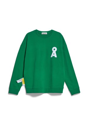 Sweat-shirt vert à manches longues avec la lettre scandinave blanche Å sur la poitrine et des étiquettes d'entretien jaunes et blanches visibles sur le côté gauche.