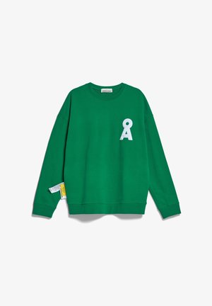 Grüner Langarm-Sweatshirt mit weißem skandinavischem Buchstaben Å auf der Brust und sichtbaren gelben und weißen Pflegeetiketten an der linken Seite.