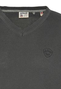 Szary dzianinowy sweter z dekoltem w serek. Charakteryzuje się tonowanym przeszyciem i małym haftowanym logo na piersi. Metka wskazuje rozmiar L.