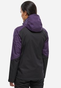 Wasserabweisende Jacke mit schwarzem Körper und lila Akzenten an den Schultern. Verfügt über eine eng anliegende Kapuze, lange Ärmel und eine glatte Textur.