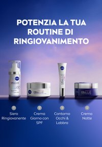 Quattro prodotti per la cura della pelle NIVEA in barattoli e tubi: un siero (trasparente, con dettagli argentati), crema giorno (bianca, con coperchio argentato), crema per gli occhi (bianca, argentata) e crema notte (blu scuro).
