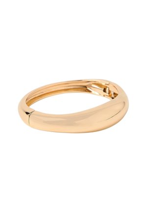 Bracciale in oro levigato e lucido con un design arrotondato e leggermente torcido, dotato di una chiusura a cerniera visibile su uno sfondo bianco.