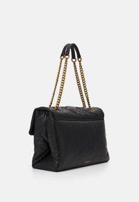 Svart quiltad läderhandväska med guldkedjestroppar, fyrkantig form, slät textur och logotypdetalj präglad på botten.