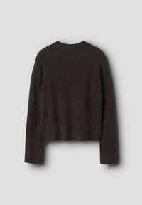 Ciemnobrązowy, krótki sweter z długimi rękawami, okrągłym dekoltem i miękką, teksturowaną powierzchnią. Minimalistyczny design, bez wzorów czy ozdób.