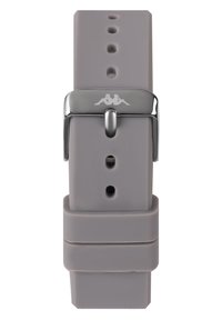 Correa de reloj de silicona gris con múltiples agujeros de ajuste, que presenta una hebilla metálica plateada con un logo. Textura suave y forma rectangular.