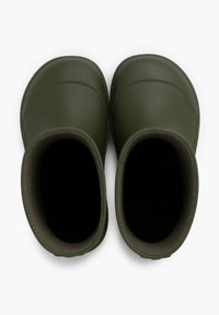 Scarpe in gomma verde a forma di zoccolo con punte arrotondate e suole interne testurizzate. Design con tallone aperto, caratterizzate da un'esterno liscio e una morbida fodera interna.