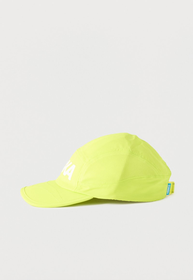 Gorra deportiva de color amarillo verdoso brillante con paneles de malla y texto impreso en blanco en el frente, sobre un fondo blanco liso.