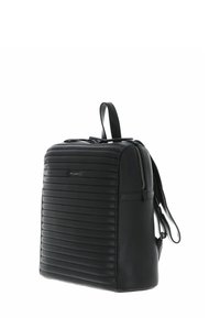 Sac à dos en cuir noir avec un design à côtes horizontales. Comprend une fermeture à double zip, une poignée supérieure et des bretelles ajustables.