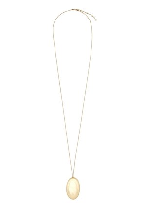 Collier en chaîne d'or avec un pendentif ovale lisse de couleur crème suspendu au centre.
