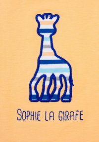 Tessuto giallo con un motivo di giraffa ricamato a strisce blu sopra il testo "Sophie la Girafe" ricamato in blu.