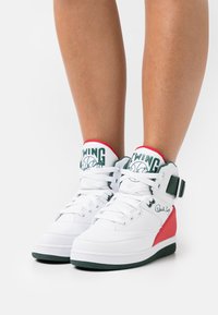 Patrick Ewing EWING 33 HI W PU - Sapatilhas de cano alto - white/sycamore/chinese red