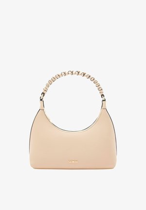 Sac à main beige texturé avec un dessus incurvé, poignée froncée enveloppée de matériau beige et noir, et petit logo doré "L.CREDI".