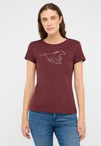 Camiseta de algodón color burdeos con mangas cortas, que presenta un gráfico de un caballo dorado y el texto "MUSTANG" en una fuente simple debajo del diseño.