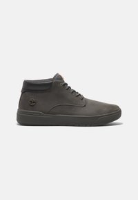 Botas de tobillo de cuero gris oscuro con punta redonda, suela de goma, detalle de logo sutil y collar negro en contraste. Diseño de parte delantera con cordones.