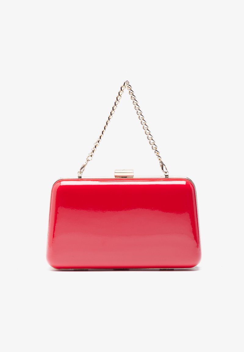 Pochette en cuir verni rouge de forme rectangulaire, avec une bandoulière en chaîne dorée et un fermoir en métal. Texturé lisse avec une finition brillante.