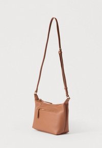 Geantă de umăr maro din piele texturată, cu curea ajustabilă, accesorii aurii, buzunar frontal cu fermoar și o formă dreptunghiulară elegantă.