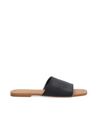 Černé kožené skládací sandály s širokým páskem. Texturovaný svrchní materiál a plochá hnědá podrážka, zdůrazňující minimalistický design bez ozdob.
