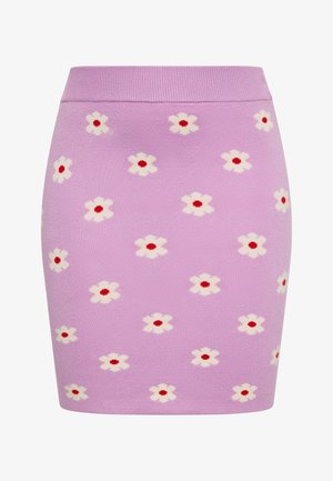 Lila gestrickter Rock mit weißen Blumen, die rote Mittelpunkte haben, figurbetontem Design und einem gerippten Taillenbund, etwa knielang.