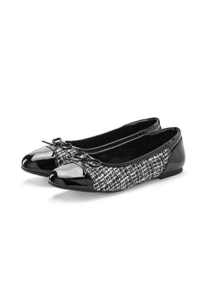Ballerines noir et blanc avec un embout et un talon en cuir verni, un corps en tissu tissé texturé et un accent en noeud.