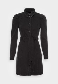 Robe en denim noir avec des manches longues, col, boutons à l'avant, ceinture marquée à la taille et poches latérales. Détails de couture distinctifs.