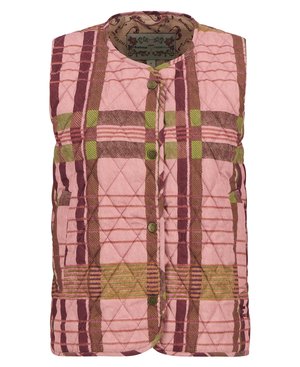 Gequiltede mouwloze vest in roze met een geruit patroon, voorzien van bruine en groene accenten. Metalen drukknoopsluitingen; zachte stoftextuur.