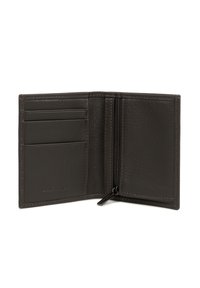 Portefeuille bifold en cuir brun foncé ouvert, montrant trois emplacements pour cartes à gauche et une poche à pièces zippée à droite.