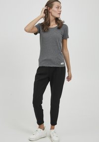 Oxmo OXHELLAS REGULAR FIT - Donji dijelovi trenirke - black