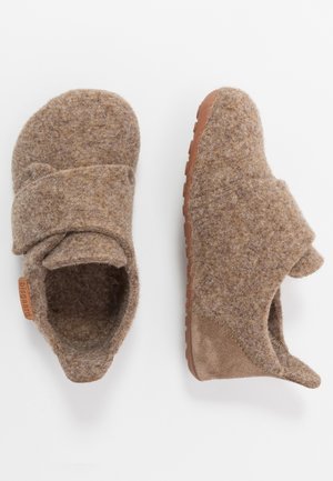 Paire de chaussons en feutre marron avec des sangles réglables et des semelles en caoutchouc, présentés de dessus et de côté sur fond blanc.