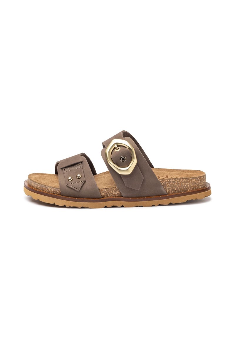 Braune Leder-Sandale mit zwei breiten Riemen, einem großen goldfarbenen Hardware-Detail und einem strukturierten Korkfußbett auf einer Gummisohle.