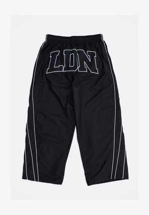Μαύρο αθλητικό παντελόνι με λευκές ρίγες στο πλάι και μεγάλα γράμματα "LDN" με λευκή περίγραμμα στην μπροστινή ζώνη μέσης, ελαστική μέση, άνετη εφαρμογή.