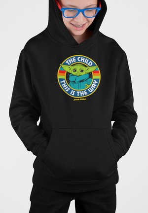Schwarzer Hoodie mit einem bunten Grafik eines Charakters mit grüner Haut und großen Ohren. Der Text lautet: "DAS KIND, DAS IST DER WEG."