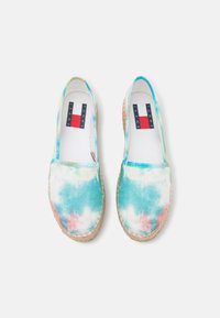 Espadrilky v batikovaném vzoru s odstíny světle modré, růžové a bílé. Plátěný svršek, pletená jutaová podrážka a elastický bok pro pohodlí.