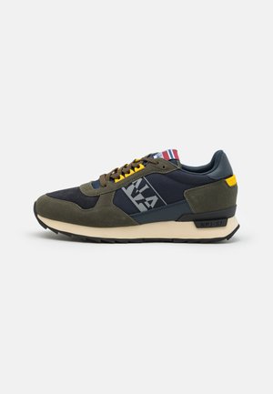 Sneaker atletica con una combinazione di suede verde scuro e mesh blu navy, lacci gialli, logo grigio e suola in gomma nera. Collo imbottito per il comfort.