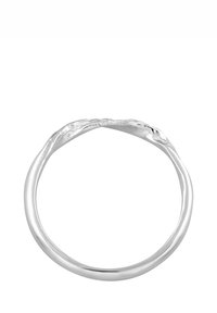 Hopeinen sormus, jossa on aaltoileva muotoilu, sileä ja kiillotettu pinta sekä yhtenäinen nauha. Ei näkyviä jalokiviä tai kaiverruksia.