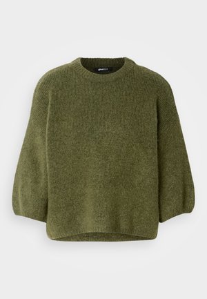 Sweater tricotado verde-oliva com um decote redondo, mangas balão e uma bainha ligeiramente cropped. Textura suave com um padrão canelado.