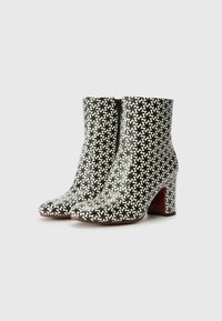 Chie Mihara MANU - Botines de cuña - black