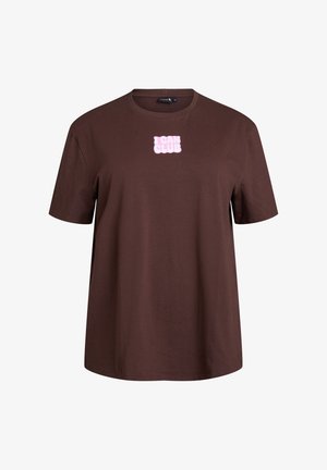 Hnedé tričko s krátkym rukávom vyrobené z bavlny, ktoré na prednej strane zdobí výrazný ružový karikatúrny nápis "MÔŽEM CHODIŤ NA PLES".