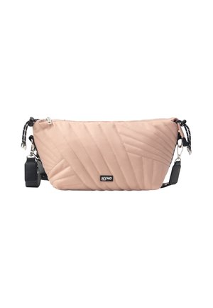 Hellrosa gestepptes Crossbody-Täschchen mit schwarzem verstellbarem Gurt und silbernem Reißverschluss auf weißem Hintergrund.