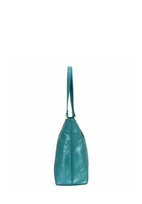 Tasche aus türkisfarbenem Leder mit geprägtem Blumenmuster, länglich-triangularer Form, einem verstellbaren Tragegurt und goldenen Hardware-Details. Glatte Textur.