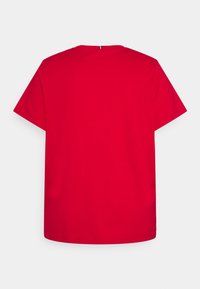 Rød kortærmet t-shirt lavet af blødt stof, med runde halsudskæring, afslappet pasform og lige kant. Designet på ryggen er uden dekorationer.