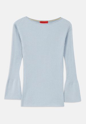 Lys blå, ribbet strikket topp med båtutringning og vide ermer. Har en subtil tekstur og en indre gul detalj ved kragen.