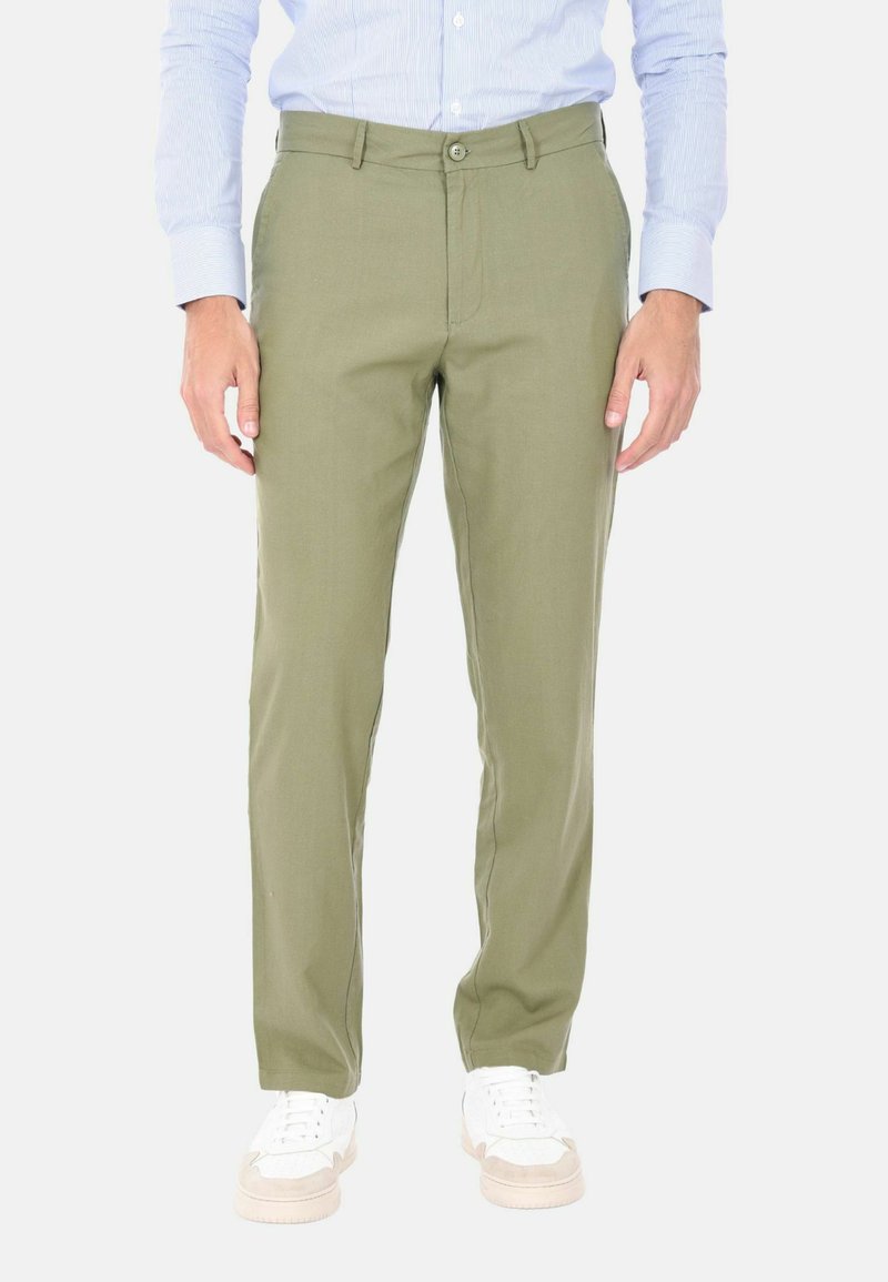 Pantaloni verde oliva a gamba dritta, realizzati in tessuto leggero. Presentano una chiusura frontale con bottone e una discreta rifinitura alle cuciture laterali.