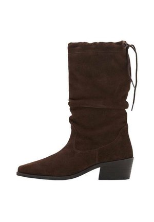 Botas de ante marrón hasta la mitad de la pantorrilla con un diseño arrugado, punta afilada y tacón cuadrado. Presentan un cordón en la parte superior para un ajuste ajustable.