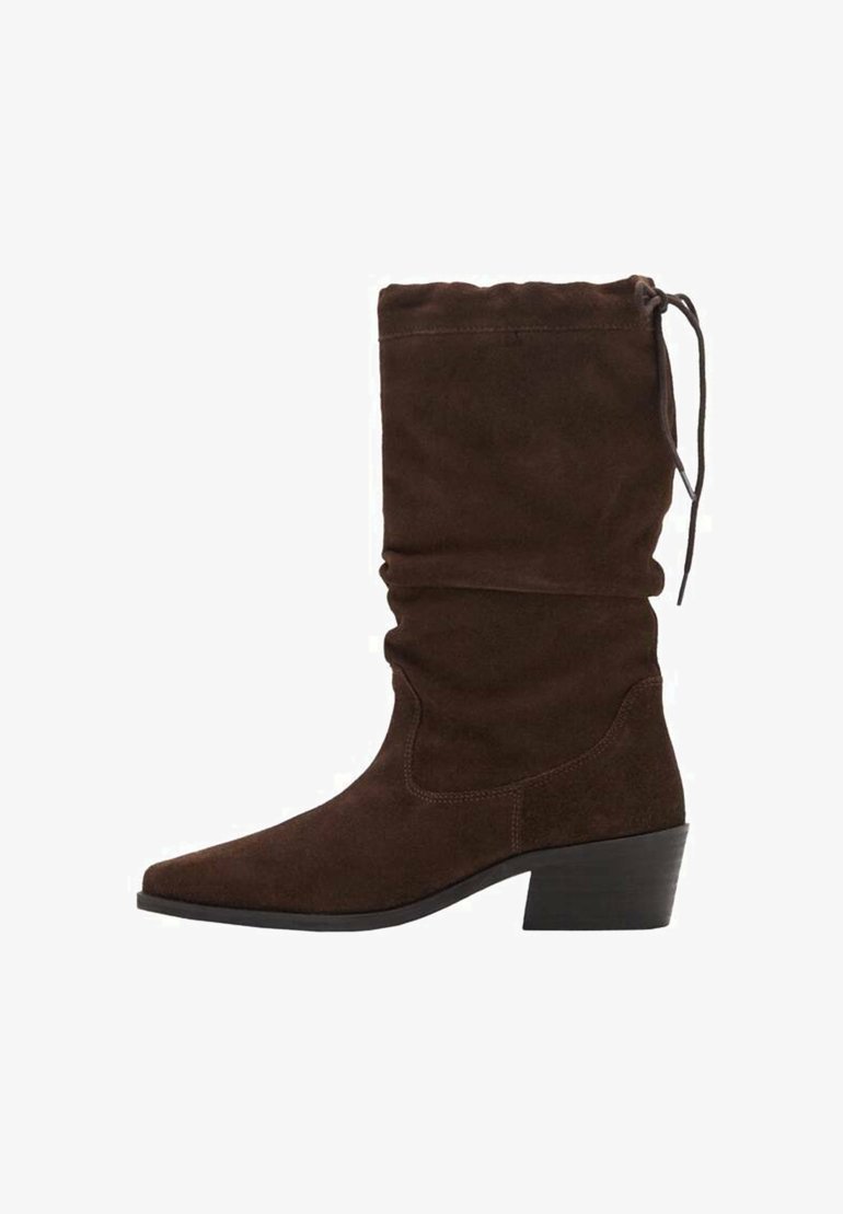 Botas de ante marrón hasta la mitad de la pantorrilla con un diseño arrugado, punta afilada y tacón cuadrado. Presentan un cordón en la parte superior para un ajuste ajustable.