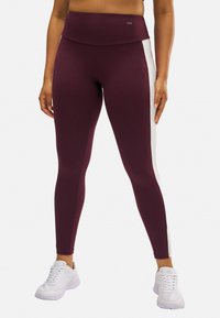 Leggings granates con una cintura alta, que presentan paneles laterales blancos y una textura suave y elástica. Diseñados para la comodidad y la flexibilidad.