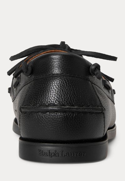 Juodi odiniai bateliai loafer stiliaus su siuvinėjimais, susirišamomis raištelių detalėmis ir Ralph Lauren antspaudu ant kulno pado, matomi iš nugaros.