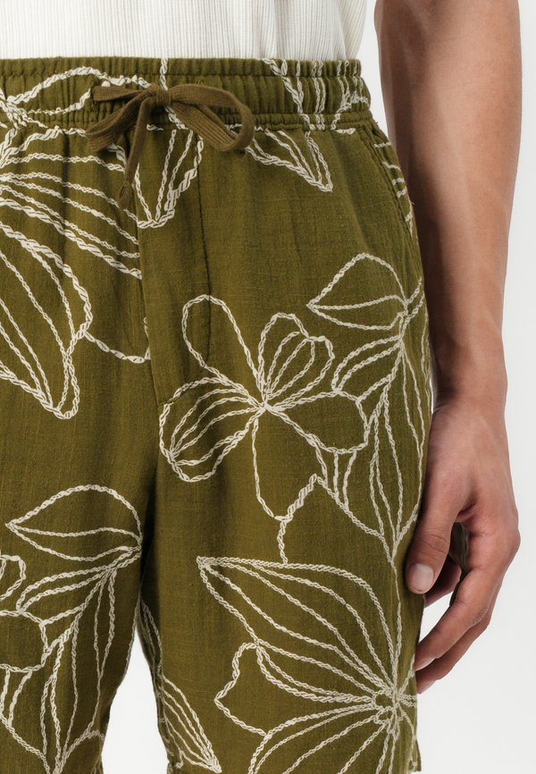 TEXTURED EASY  - Shorts - olive2