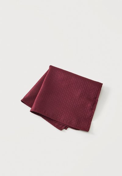 Pochette rouge foncé pliée avec un motif texturé subtil sur un fond blanc uni.